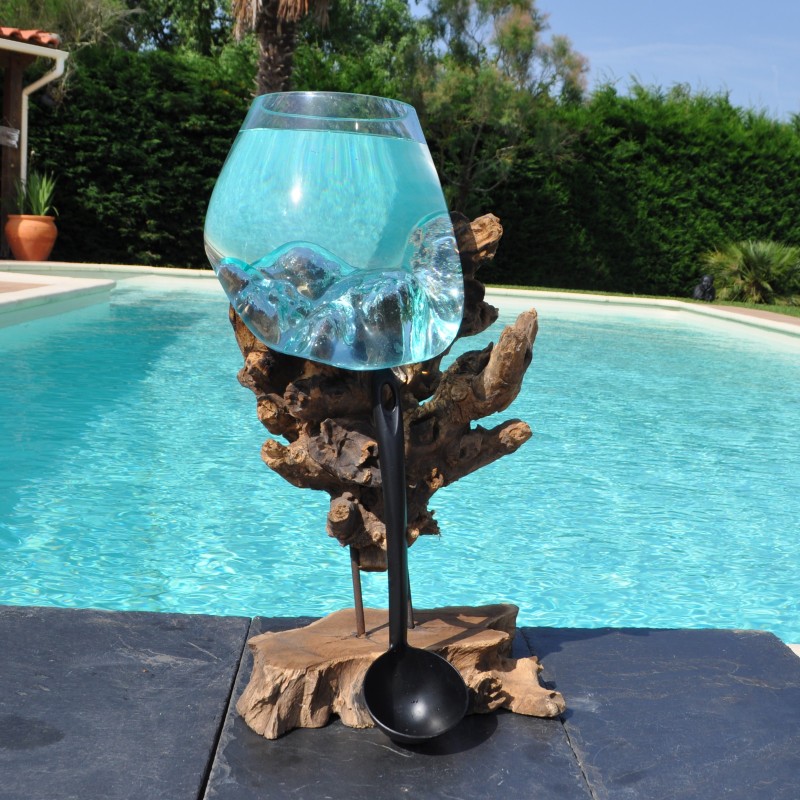 Verre recyclé soufflé en fusion sur du bois flotté