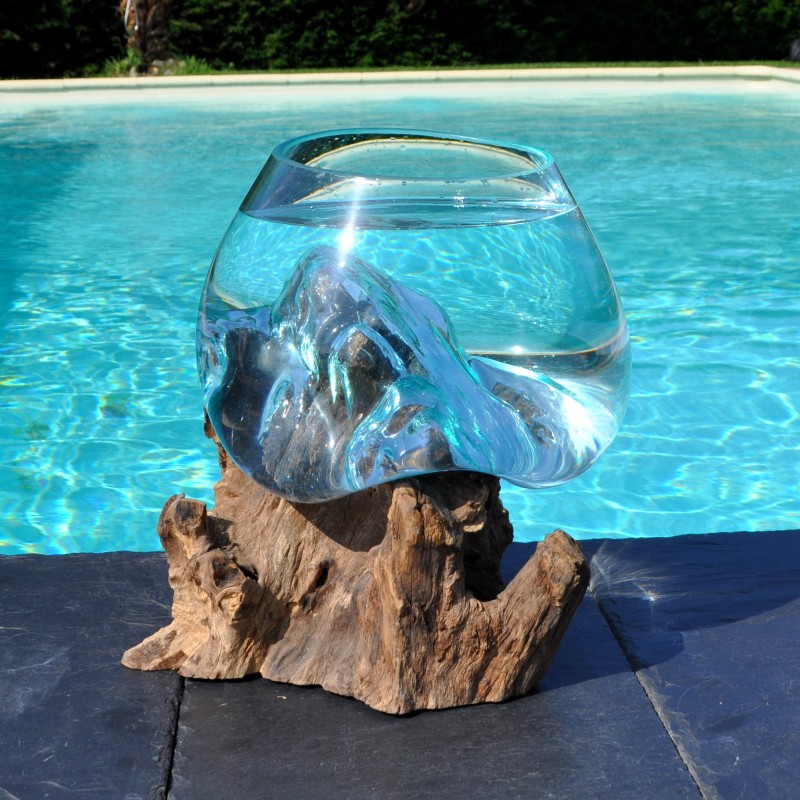 Verre recyclé soufflé et moulé en fusion sur du bois flotté de teck