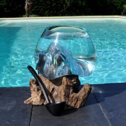 Verre recyclé soufflé en fusion sur du bois flotté