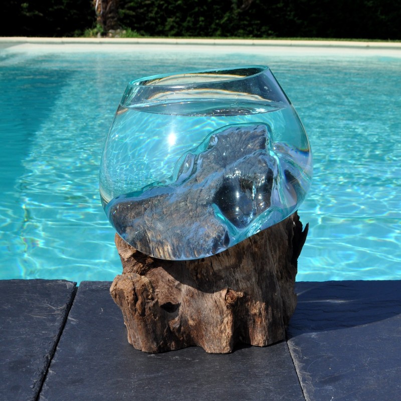 Du verre recyclé soufflé en fusion sur du bois flotté.