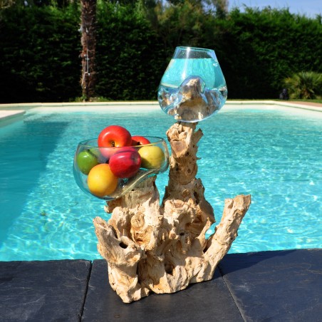 Un vase et un terrarium en verre recyclé soufflé en fusion directement sur du bois flotté, les verres sont amovibles