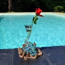 Soliflore vrillé et torsadé en verre soufflé et moulé sur du bois flotté
