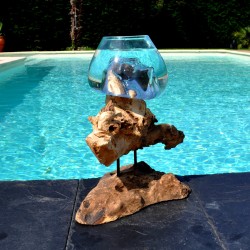 Verre soufflé et moulé sur du bois flotté