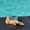 Un terrarium ou ramequin en verre recyclé soufflé coulé en fusion sur du bois flotté.