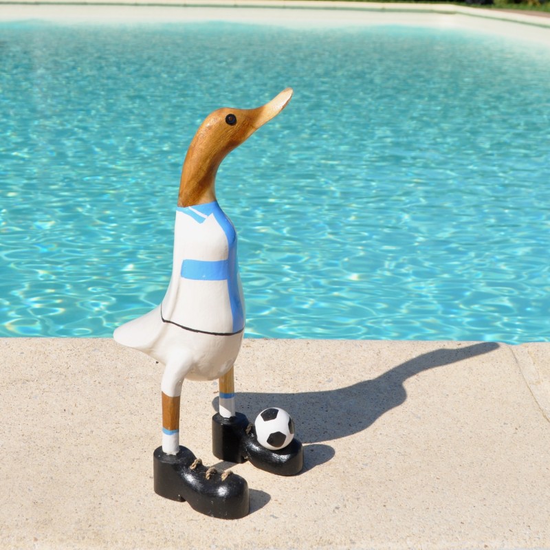 Un grand canard rigolo joueur de l'OM, fait main en bois de teck et bambou.