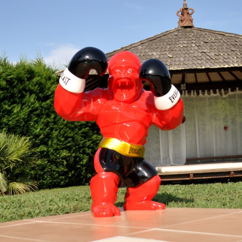 Un grand gorille boxeur enragé