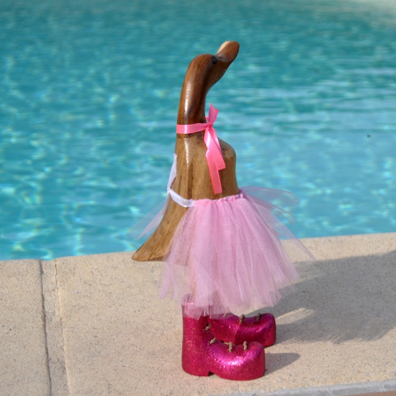 Un grand canard rigolo en danseuse en tut rose, fait main en bois de teck et bambou.