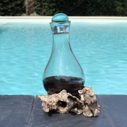 Verre recyclé soufflé et moulé sur du bois flotté