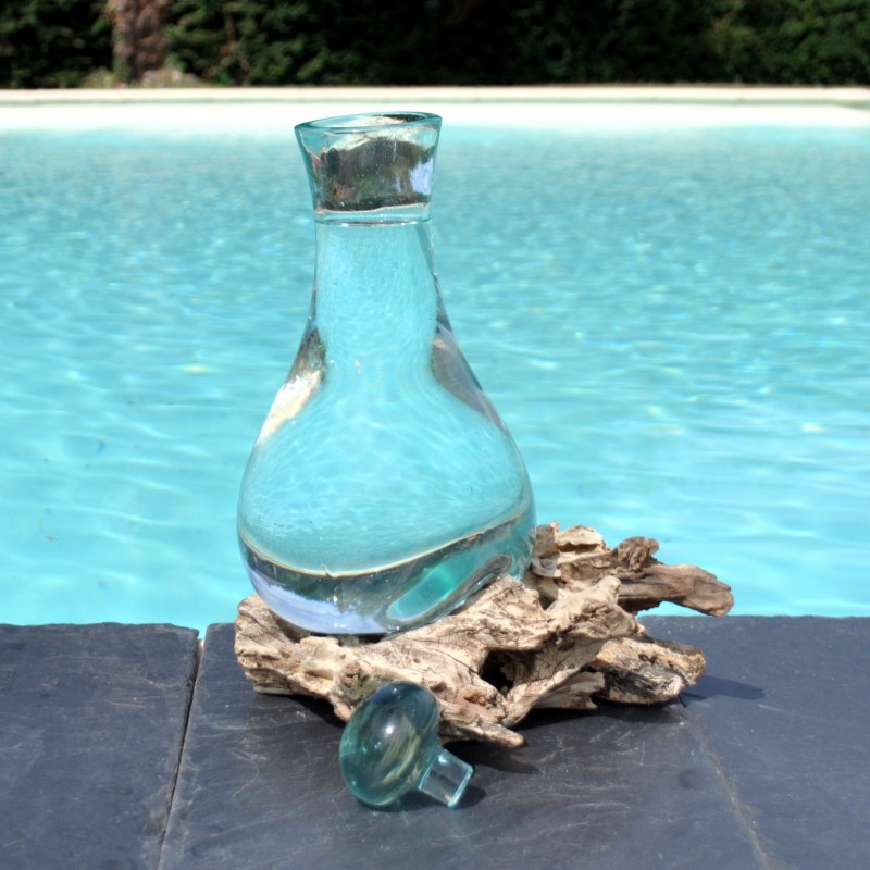 Verre recyclé soufflé et moulé sur du bois flotté