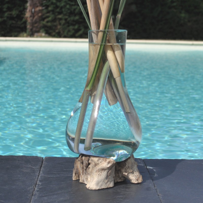 Carafe ou vase en verre recyclé soufflé en fusion sur du bois flotté de teck