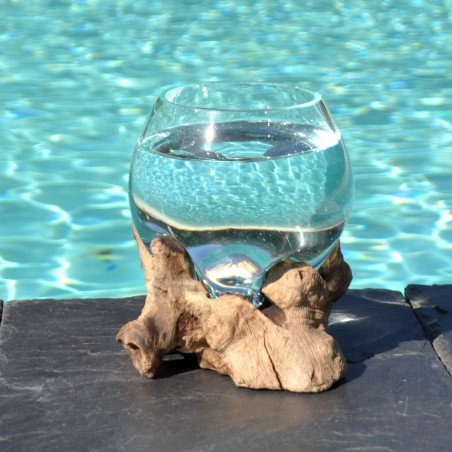 Verre recyclé soufflé à la bouche en fusion sur du bois flotté
