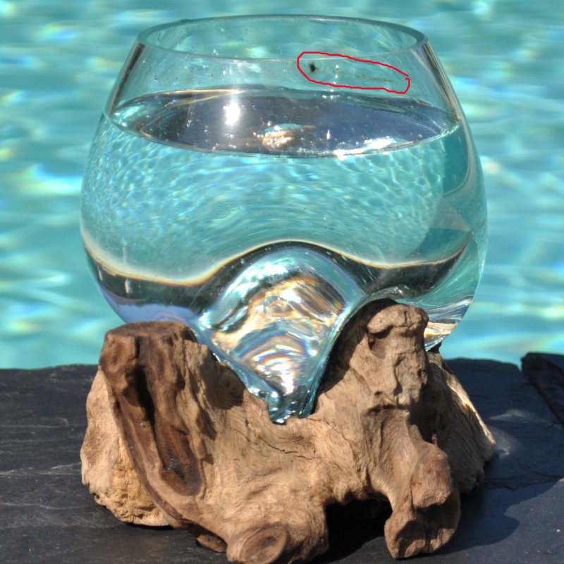 Un merveilleux vase ou gros verre à duo en verre soufflé sur du bois