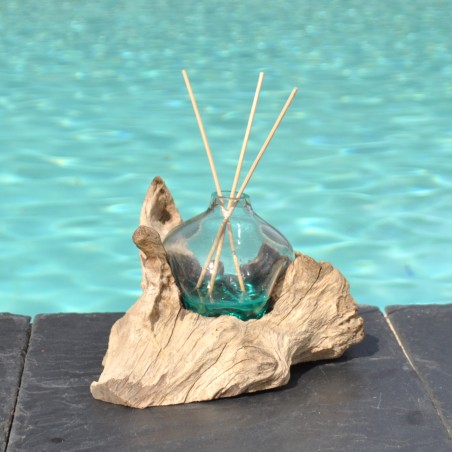 Diffuseur de parfum en verre recyclé soufflé sur du bois flotté