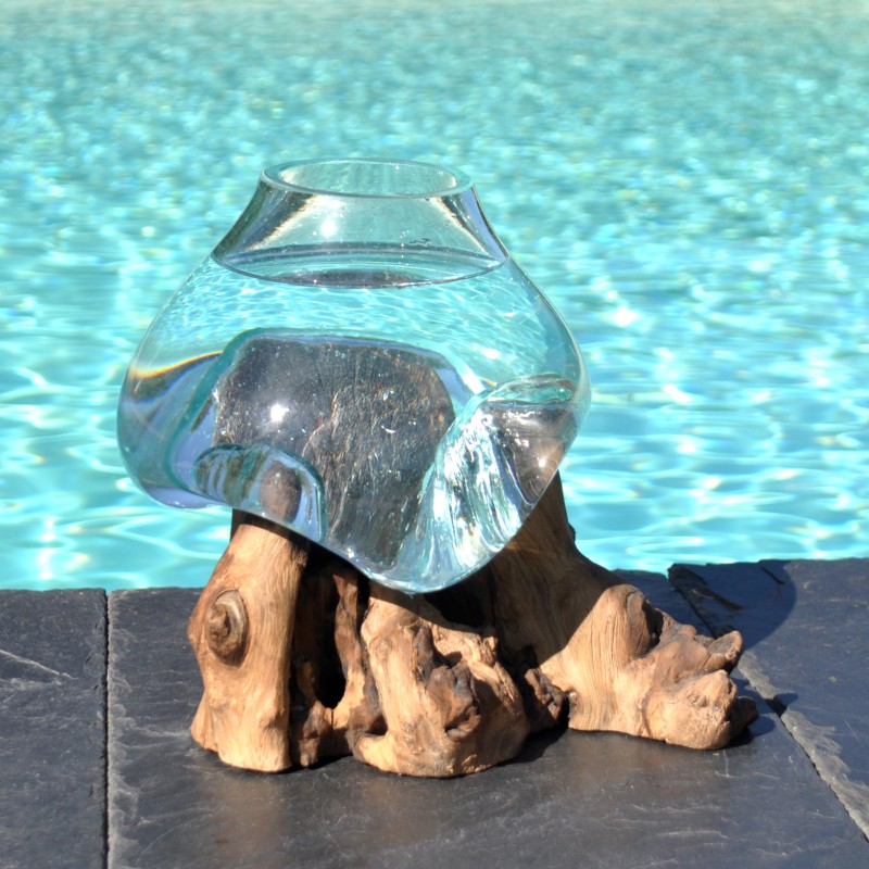Vase en verre moulé sur du bois