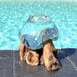 Vase en verre fondu sur du bois