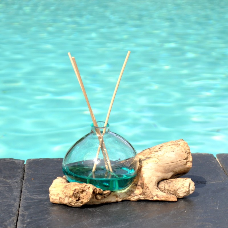 Diffuseur de parfum en verre recyclé soufflé et moulé sur du bois flotté