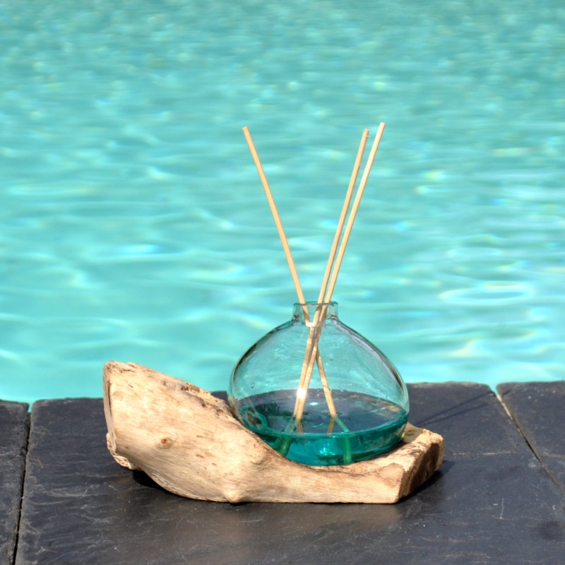Diffuseur de parfum en verre recyclé soufflé en fusion sur du bois flotté