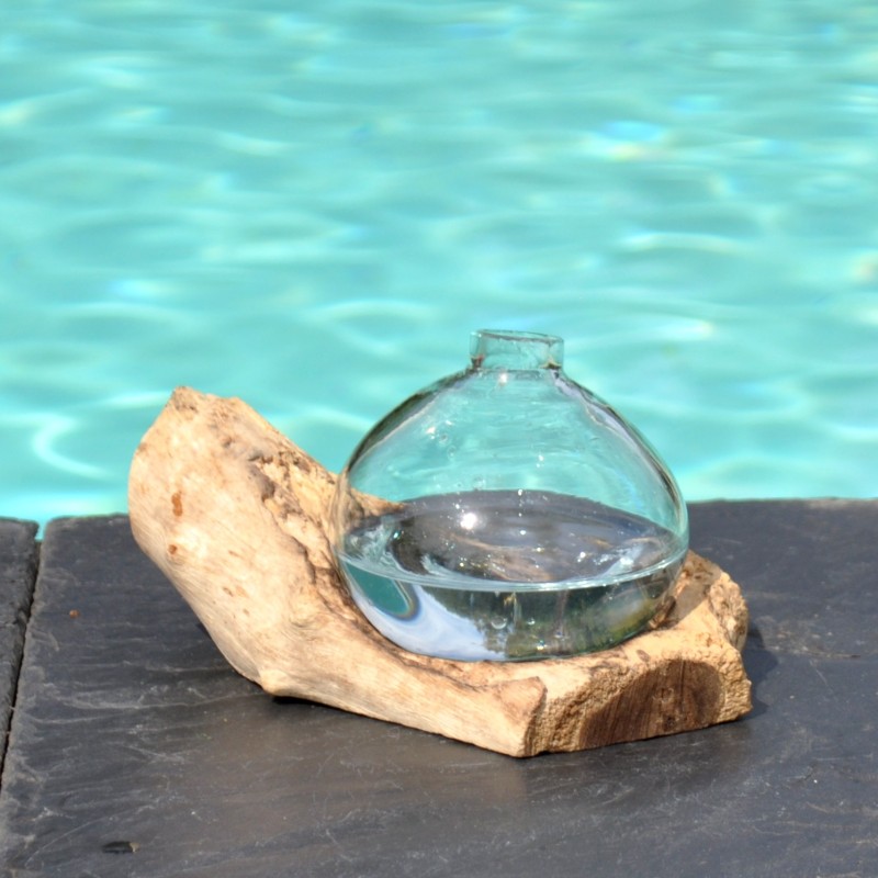 Un superbe diffuseur de parfum en verre recyclé soufflé sur du bois flotté