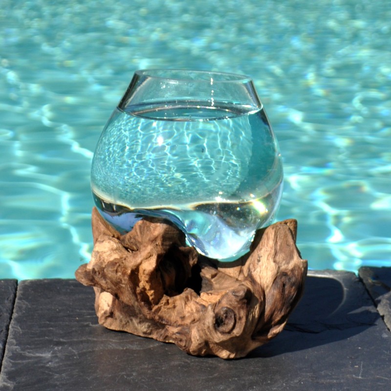 Verre recyclé soufflé à la bouche en fusion sur du bois flotté