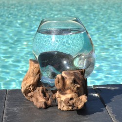 Vase en verre soufflé sur du bois flotté