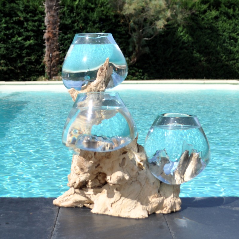 Verre recyclé soufflé sur du bois flotté