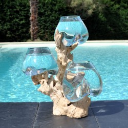 Trois vases en verre recyclé soufflés et moulés en fusion directement sur du bois flotté