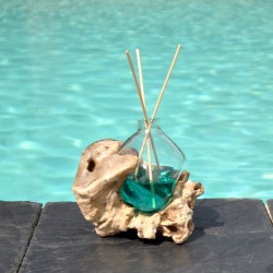 Diffuseur de parfum en verre recyclé soufflé sur du bois flotté