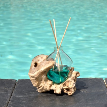 Diffuseur de parfum en verre recyclé soufflé sur du bois flotté