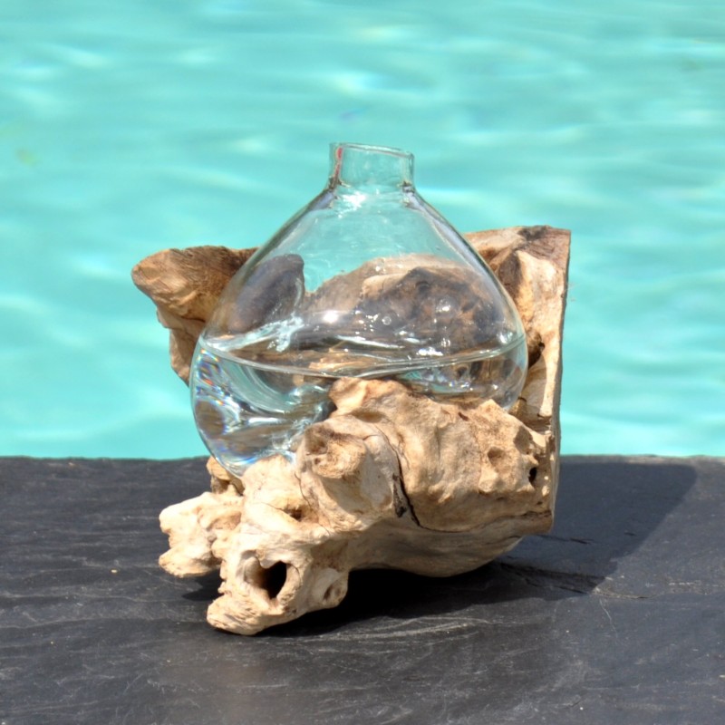 Diffuseur de parfum en verre recyclé soufflé en fusion sur du bois flotté