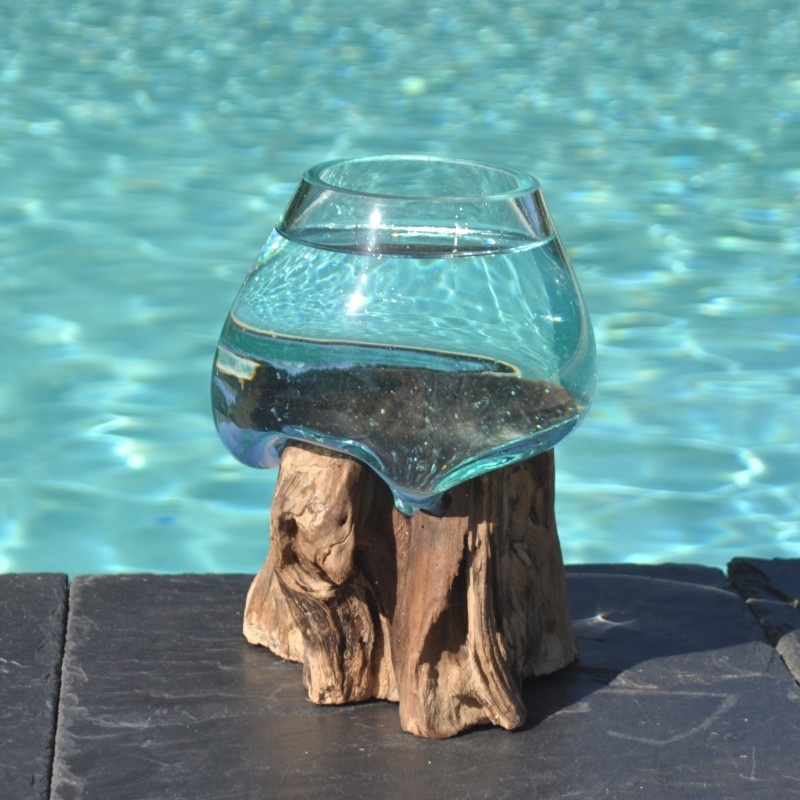 Verre recyclé soufflé à la bouche en fusion sur du bois flotté