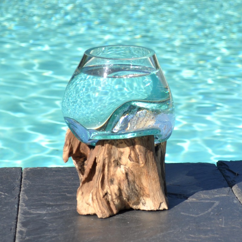 Verre recyclé soufflé en fusion sur du bois flotté