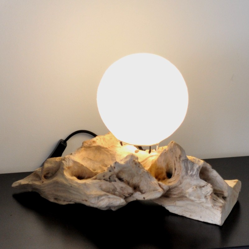 Une merveilleuse lampe en bois flotté et coton