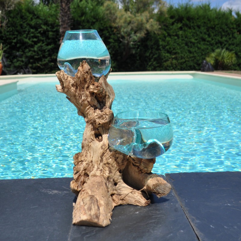 Un vase et un saladier en verre recyclé soufflé en fusion directement sur du bois flotté, les verres sont amovibles