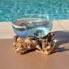 Un terrarium, saladier ou ramequin en verre recyclé soufflé coulé en fusion sur du bois flotté.