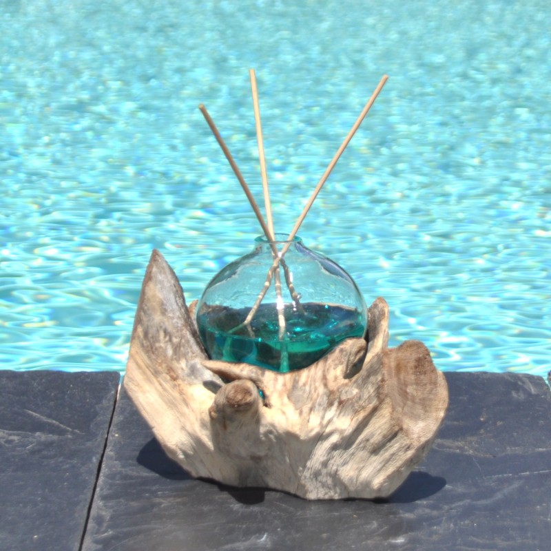 Un superbe diffuseur de parfum en verre recyclé soufflé sur du bois flotté