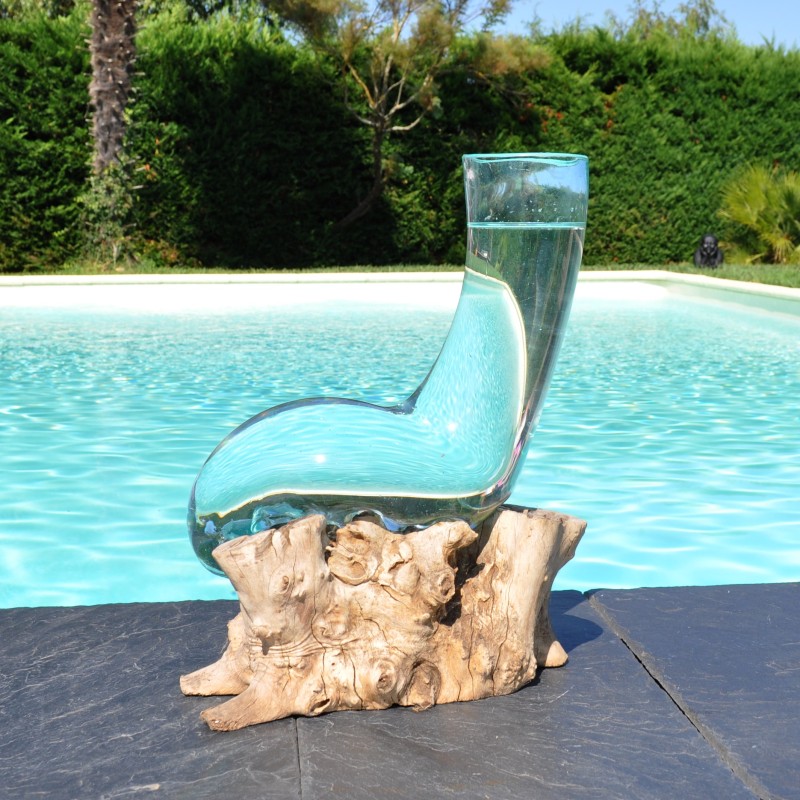 Vase en verre recyclé moulé en fusion sur du bois flotté de teck