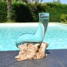 Vase en verre recyclé moulé en fusion sur du bois flotté de teck