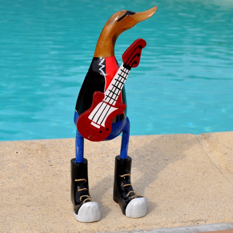 Un grand canard rigolo musicien, fait main en bois de teck et bambou.