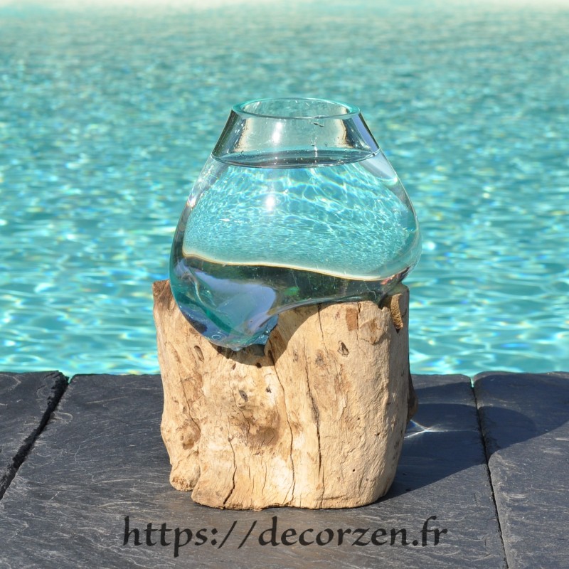 Verre à duo ou petit vase en verre recyclé soufflé à la bouche en fusion sur du bois flotté.