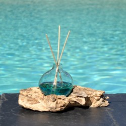 Diffuseur de parfum en verre recyclé soufflé en fusion sur du bois flotté