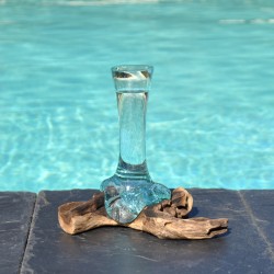 Un soliflore en verre recyclé soufflé en fusion sur du bois flotté, le verre se sort pour le lavage