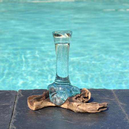 Un soliflore en verre recyclé soufflé en fusion sur du bois flotté, le verre se sort pour le lavage