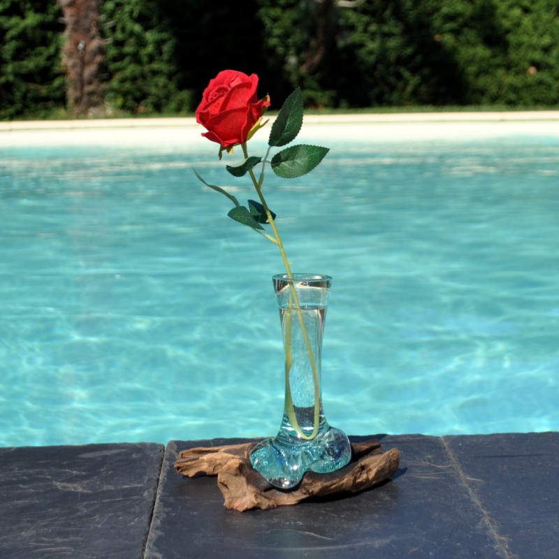 Un soliflore en verre recyclé soufflé en fusion sur du bois flotté et le verre se sort pour le lavage