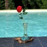 Un soliflore en verre recyclé soufflé en fusion sur du bois flotté et le verre se sort pour le lavage