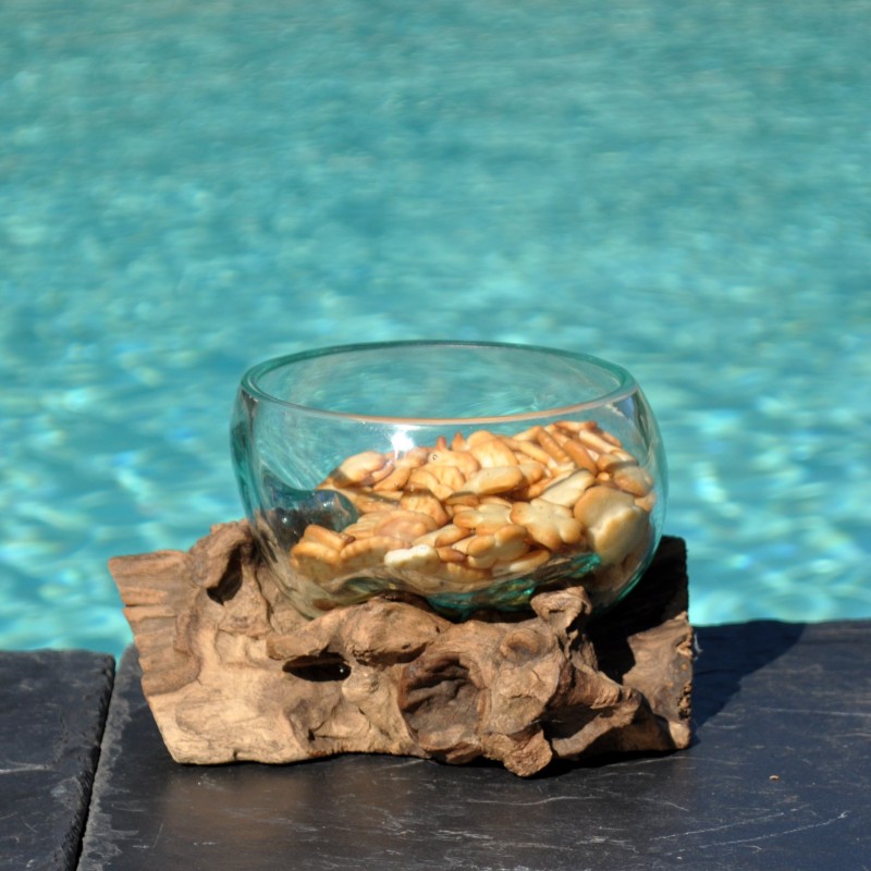 Terrarium, saladier ou ramequin en verre recyclé soufflé coulé en fusion sur du bois flotté.