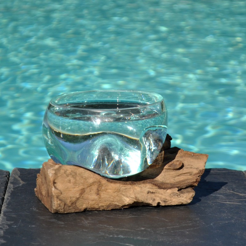 Terrarium, saladier ou ramequin en verre recyclé soufflé coulé en fusion sur du bois flotté.