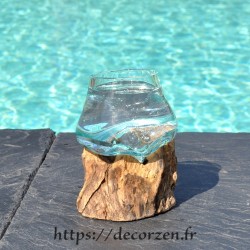 Un verre à duo en verre recyclé soufflé à la bouche en fusion sur du bois flotté, le vase est amovible pour le lavage