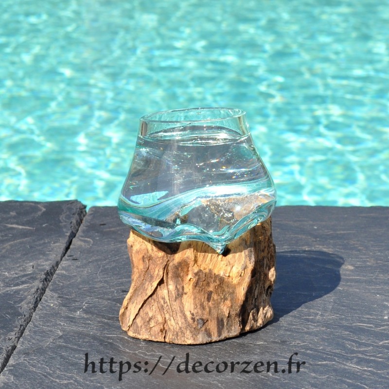 Un verre à duo en verre recyclé soufflé à la bouche en fusion sur du bois flotté, le vase est amovible pour le lavage