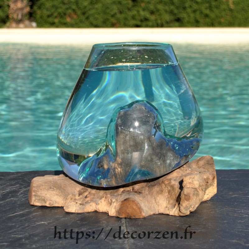 Verre recyclé soufflé en fusion sur du bois flotté