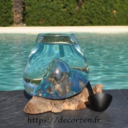 Verre recyclé soufflé et moulé en fusion sur du bois flotté